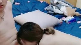 国产小妹被老外干了，全程露脸伺候老外大鸡巴口交，无毛白虎逼真是欠操还很骚，让小哥无套蹂躏射在肚子上
