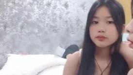 04年广西妹妹梦涵❤️：今天刚成年的小P孩登场，现场教小P孩艹B，几分钟就缴枪，过程搞笑，不要错过！