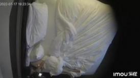 21乐橙酒店摄像头偷拍几对男女开房光头佬和情人啪啪(1)