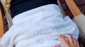 土豪哥天天有嫩逼艹，带着别人老婆出来乡村农庄偷情 骚逼翘高高的屁股，操得她嗯摁啊啊发骚叫声销魂