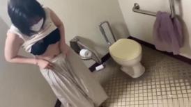 FC2 3056916 特典もやばいです❗️＜＜ガチですw＞＞保育園の昼休み中に敷地内のトイレに呼び出し身体で払わせたwww [有]