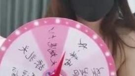 巨乳--女王❤️两只超大西瓜奶，大黑牛震肥厚的屄洞、丁字裤勒逼，淫声放浪，揉奶巨顶！