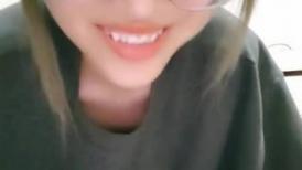 午夜激情小妖精--眼镜妹。小小只，可可爱，边被操着边唱歌，这奇葩骚操作，歌声愉悦很满足男友的大鸡巴！