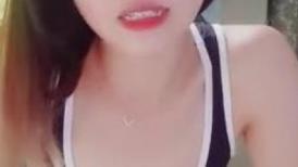气质超好良家型美女！近期下海大秀！性感睡衣拨开内裤，跳蛋震穴特写，塞入揉搓阴蒂，极度诱惑