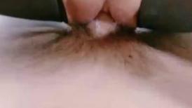 网红脸妹子无套女上位啪啪做爱，强力打桩暴力输出做完后再贴心服务刮毛粉嫩白虎