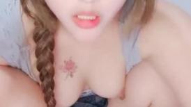 麻花辫清纯外表很骚萌妹，电动假屌骑坐插穴，掰开看洞洞很小，爸爸操我骚逼，进进出出猛插直浪叫