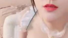 可爱的小兔兔❤️巨乳、肉棒，肌肤白嫩，狂插小骚穴，奶子跟着摇缀，脸上发出痛苦的呻吟表情！
