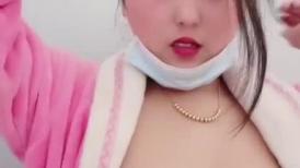 开档黑丝露脸风骚的大屁股少妇深夜跑到公测勾搭大哥激情啪啪，直接在厕所内口交大鸡巴躺在地上让大哥爆草