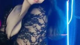 妖艳的美少妇钢管舞女神露脸超性感热舞 大肢高挑身材火辣辣的舞蹈