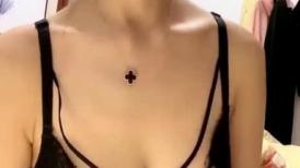 锥子脸新人妹子身材很不错，全裸坦胸大奶道具塞逼里面刺激自慰