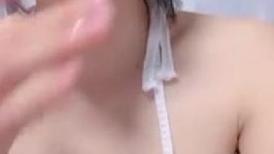 哺乳期的少妇露脸大秀，有奶水的奶子就是带劲，淫声荡语勾搭狼友挤出奶水自己舔好骚啊，展示骚穴呻吟别错过