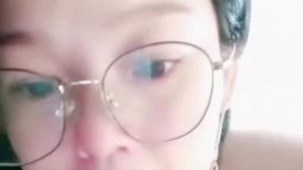 极品眼镜女神来袭！外面甜美超级骚！黑丝高跟鞋很会玩诱惑，翘起双腿掰穴，操我小骚逼叫起来好听