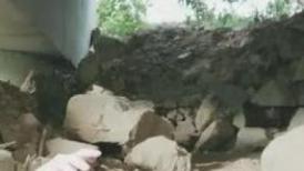 大热的天风骚小少妇露脸跟大哥在桥底下激情啪啪，口交大鸡巴掰开骚穴给狼友看特写，口交大鸡巴草了逼干菊花