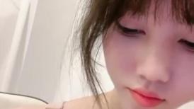 极品尤物【乔乔】超棒身材美乳，脱下内裤摇摆翘臀，特写多毛粉穴，黄瓜磨蹭骚逼，手指揉搓扣入