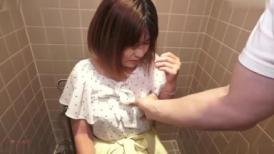 FC2 3064750 【無修正ｘ個人撮影】お稽古の月謝の支払いの為に体を売る人妻…自分の子供が水泳教室の時間に、公民館の多目的トイレで￥交でお金を稼ぐ主婦に中出しを強要！
