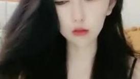 白皙大胸妹直播 漂亮脸蛋大胸翘臀揉奶诱惑 看着看着就射了