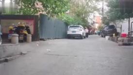 新片速递站街女探花小马哥中午城中村扫街搭讪个坐在凳子上玩手机的年轻小妹去出租屋吃快餐