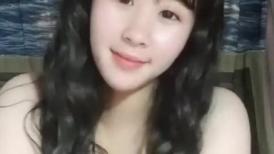 【云南清纯大一学妹】，勤工俭学新途径，夜深人静宿舍直播，极品吊钟大胸，粉穴跳蛋淫液汪汪