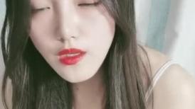 妩媚小少妇露脸性感的情趣睡衣深夜陪狼友骚，口交大鸡巴让小哥无套各种抽插，表情好骚还跟狼友撩骚自慰骚穴