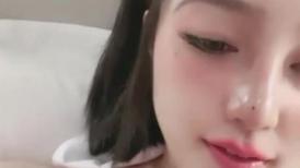超级网红脸妹子魔鬼身材全裸自慰粉红色道具插穴淫水很多玻璃浴室假屌后入