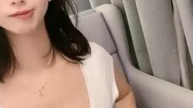 性感极品尤物！太会玩诱惑了！齐逼牛仔短裤，半脱下内裤掰穴，淫语骚话不断，浪叫呻吟堪比女优
