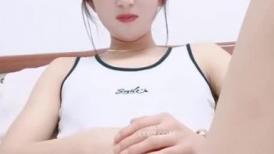 女神的幸福生活，超高颜值美女，被中年大叔爆操，情趣开档内裤，埋头舔骚逼，怼着镜头大屌抽插，操的妹子爽翻