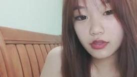 新人下海00后嫩妹！操逼收费房！阴唇超肥特写，胖子扶屌插入，表情很痛苦，旁边闺蜜观战