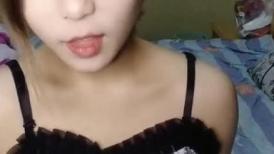 【一身黑衣甜美新人美女】和炮友大秀操逼，掏出大屌吸吮，自己扶着JB插入，上位骑坐激情猛操