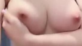 女神来袭，这奶子和屁股加上无毛粉嫩小逼逼真是绝了，看着就刺激，高跟诱惑大长腿精彩又刺激，揉奶玩逼特写