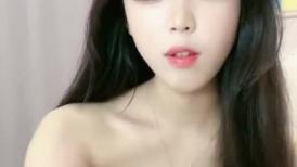 七彩主播❤️鲜奶桃桃❤️ 极品养眼美女、大大眼睛，粉嫩酮体，超顶小骚货，三点尽露，好想插爆她子宫！
