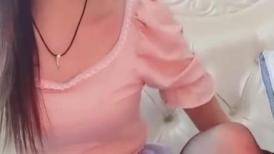 说话温柔文静系美女，黑丝短裙，翘起美臀看穴，跳蛋震动低低呻吟，手指插入猛扣，给大家性教育