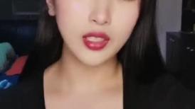 年轻丰满白虎一线天的小妹妹三点全露粉粉的手指插穴呻吟声秒硬太骚了用道具来回抽查一下就出了很多水