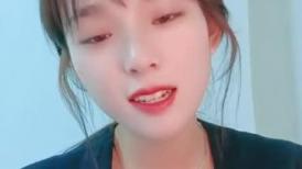 清纯小妹秒变淫荡欲女，露脸诱惑狼友撩骚脱光了自慰骚穴，道具抽插干净的逼逼特写，浪荡呻吟表情好骚真刺激