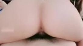 极品颜值妹子胸挺屁股翘女上位骑上来，镜子前后入传教士操逼内射