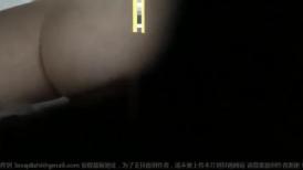 冒死爬窗偷窥 楼下的风韵少妇洗澡 好浓郁的一团阴毛.