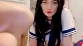 小黄毛大战学生制服眼镜妹，骑脸舔逼扭动细腰，主动骑坐深插，各种姿势尽情输出