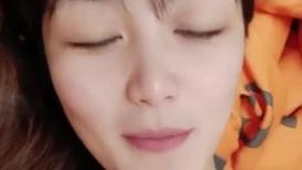 小虎牙清纯小姐姐，为赚钱和小男友下海，顶级蜜桃臀，吸着屌很享受，后入猛操表情胜过女优