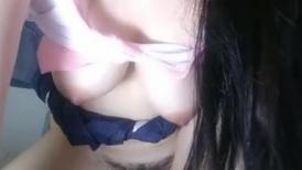 极品小骚妞露脸玩就玩刺激的，全是又大又粗的蔬菜给骚穴吃，萝卜苦瓜听狼友指挥坐插骚穴，看表情都快哭了骚