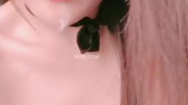 淫荡指数9分超级骚女，开档黑丝露大屁股，人骚花样多，扩阴器振动棒，高潮多次大量喷水，搞得地上湿了一大片