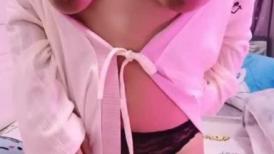 短发漂亮大眼妹妹，奶奶不小角度姿势很娴熟多方位口交，只留了一撮阴毛，后入操的奶子乱颤