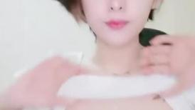 中性打扮短发酷酷美女，S型翘起好身材，没穿内裤掰穴特写，坐在椅子上玻璃黄瓜抽插，进进出出闭着眼睛享受