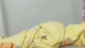 十字纹身极品美少女！黑丝袜纤细美腿！超近视角揉搓骚穴，手指插入狂扣，站立翘起美臀诱惑