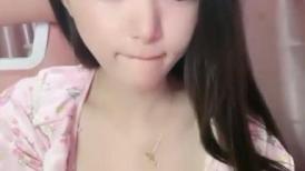 又一个顶级清纯萝莉下海，9分颜脸蛋儿太过精致，还有丰满的粉嫩乳房，笔直的一双美腿