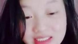年轻19岁的哺乳妈妈 极品吊钟巨乳在线挤奶请狼友们品尝~跳蛋震动骚穴震出白浆
