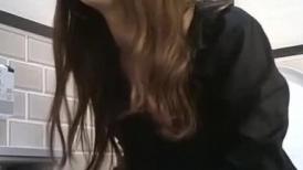 最新流出年轻美女比较多的咖啡店女坐厕偸拍多位靓妹嘘嘘和换卫生巾