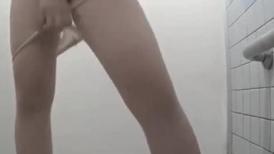 海滩浴场女士更衣卫生间一体正面全景偸拍 多位年轻美眉换衣换卫生巾尿尿亮点多多（2）