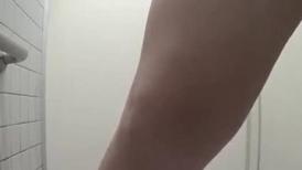 海滩浴场女士更衣卫生间一体正面全景偸拍 多位年轻美眉换衣换卫生巾尿尿亮点多多（4）