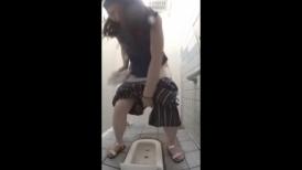 海滩浴场女士更衣卫生间一体正面全景偸拍 多位年轻美眉换衣换卫生巾尿尿亮点多多（5）