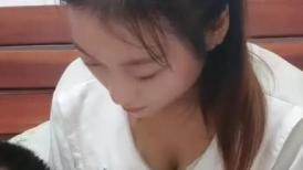 良家小少妇深夜露脸与小哥床上激情，让小哥吃奶舔逼，口交大鸡巴后入爆草，激情上位淫声荡语不断互动撩骚