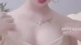 长沙Ts美佳琪 - 穿着吊带睡衣发情自慰，揉捏骚奶子。自慰嘴上淫话不断，脑袋里幻想和儿子偷情的画面！